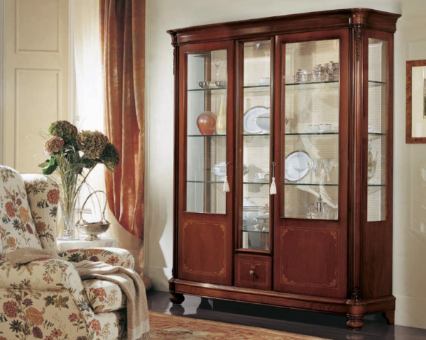 Lemari dengan Pintu Kaca Bergaya Klasik